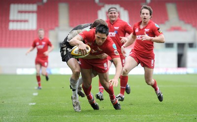 25.04.10 -  Scarlets v Connacht - Magners League - Regan King of Scarlets scores try. 