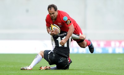 25.04.10 -  Scarlets v Connacht - Magners League - Deacon Manu of Scarlets takes on Brian Tuohy of Connacht. 