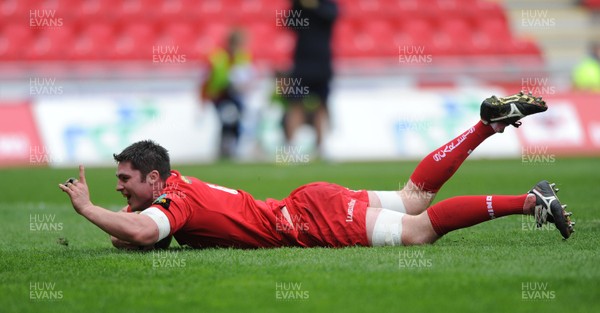 25.04.10 -  Scarlets v Connacht - Magners League - Rob McCusker of Scarlets dives in to score try. 