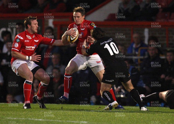 28.09.07 - Llanelli Scarlets v Connacht, Magners League - Scarlets Matthew Watkins takes on Connachts Tim Donnelly 