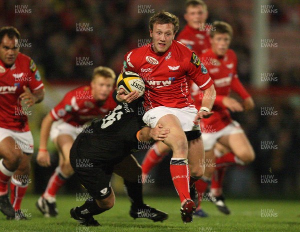 28.09.07 - Llanelli Scarlets v Connacht, Magners League - Scarlets Morgan Stoddart breaks Connachts John Fogarty's tackle and races in to score try 