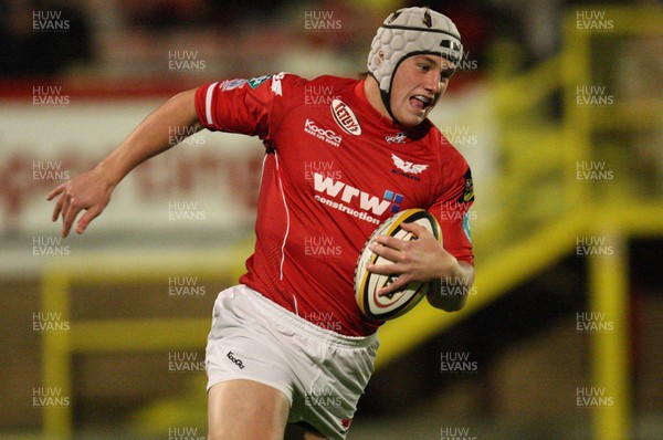 28.09.07 - Llanelli Scarlets v Connacht, Magners League - Scarlets Jonathan Davies races in to score try 