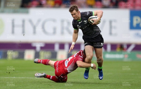 280919 - Scarlets v Connacht - Guinness PRO14 - Matt Healy of Connacht is tackled by Ryan Conbeer of Scarlets