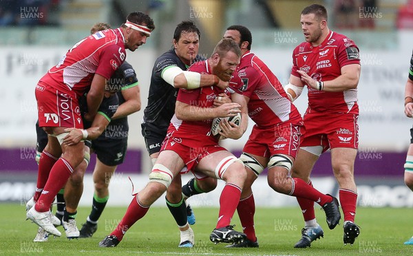 280919 - Scarlets v Connacht - Guinness PRO14 - Tom Phillips of Scarlets is tackled by Quinn Roux of Connacht