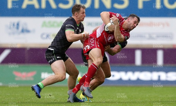 280919 - Scarlets v Connacht - Guinness PRO14 - Ryan Conbeer of Scarlets is tackled by Matt Healy and Tom Daly of Connacht
