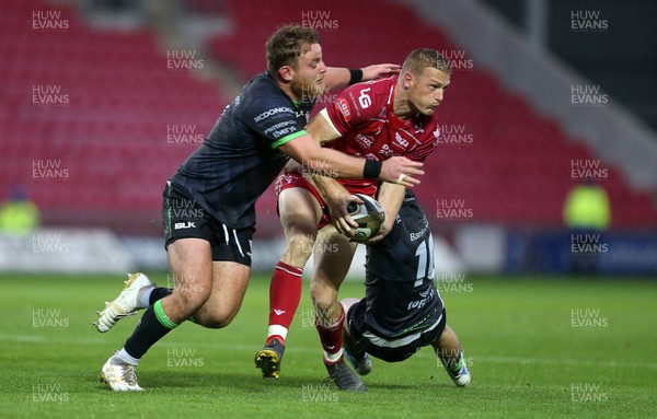 280919 - Scarlets v Connacht - Guinness PRO14 - Johnny McNicholl of Scarlets is tackled by Conor Fitzgerald and Finlay Bealham of Connacht