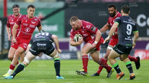 280919 - Scarlets v Connacht - Guinness PRO14 - Samson Lee of Scarlets is tackled by Eoin McKeon of Connacht
