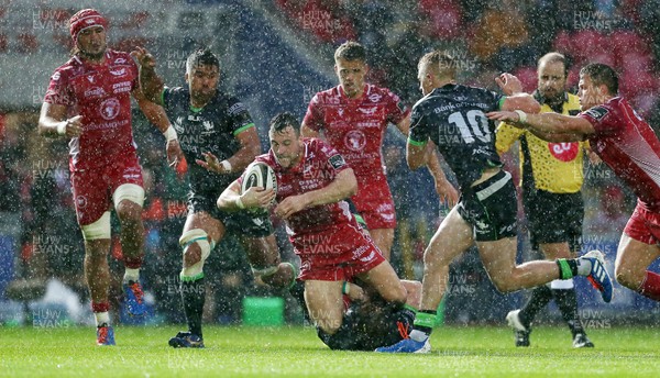 280919 - Scarlets v Connacht - Guinness PRO14 - Ryan Conbeer of Scarlets is tackled by Kieran Marmion of Connacht