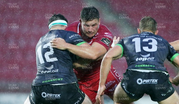 280919 - Scarlets v Connacht - Guinness PRO14 - Marc Jones of Scarlets is tackled by Tom Daly and Kyle Godwin of Connacht