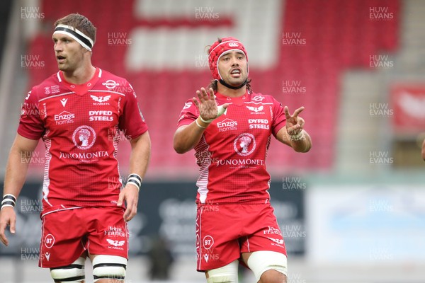280919 - Scarlets v Connacht - Guinness PRO14 - Josh Macleod of Scarlets issues instructions 