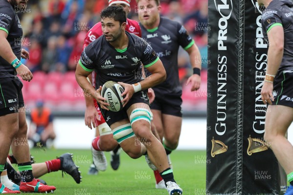 280919 - Scarlets v Connacht - Guinness PRO14 - Eoghan Masterson of Connacht breaks from defence 