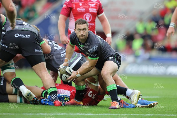 280919 - Scarlets v Connacht - Guinness PRO14 - Caolin Blade of Connacht gets the ball away from a ruck