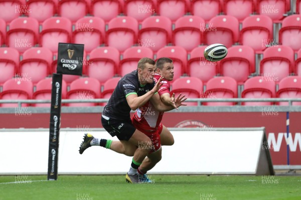 280919 - Scarlets v Connacht - Guinness PRO14 - Steff Hughes of Scarlets dives on a loose ball with Connacht's Stephen Fitzgerald