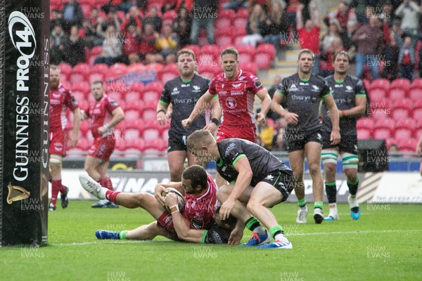 280919 - Scarlets v Connacht - Guinness PRO14 - Paul Asquith scores for Scarlets v Connacht