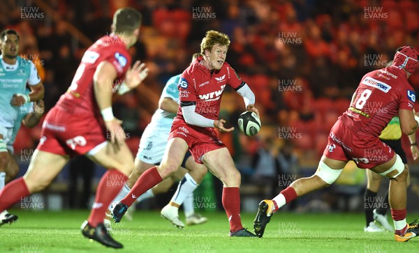 290917 - Scarlets v Connacht - Guinness PRO14 - Rhys Patchell of Scarlets gets the ball away