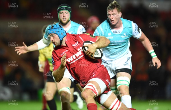 290917 - Scarlets v Connacht - Guinness PRO14 - Tadhg Beirne of Scarlets runs in to score try
