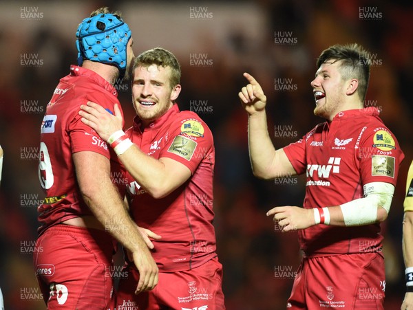 290917 - Scarlets v Connacht - Guinness PRO14 - Tadhg Beirne of Scarlets celebrates his try with Jonathan Evans and Steff Evans of Scarlets