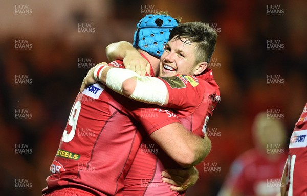 290917 - Scarlets v Connacht - Guinness PRO14 - Tadhg Beirne of Scarlets celebrates his try with Steff Evans of Scarlets