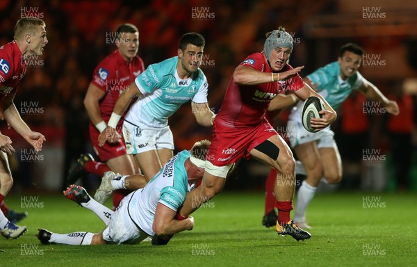 290917 - Scarlets v Connacht - Guinness PRO14 - Jonathan Davies of Scarlets is tackled by Tom McCartney of Connacht