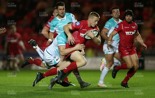 290917 - Scarlets v Connacht - Guinness PRO14 - Johnny McNicholl of Scarlets dives for the line to score a try
