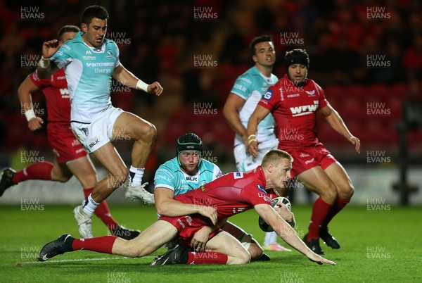 290917 - Scarlets v Connacht - Guinness PRO14 - Johnny McNicholl of Scarlets dives for the line to score a try