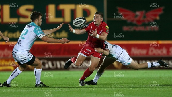 290917 - Scarlets v Connacht - Guinness PRO14 - Scott Williams of Scarlets is tackled by Jack Carty and Tom Farrell of Connacht