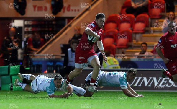 290917 - Scarlets v Connacht - Guinness PRO14 - Steff Evans of Scarlets skips through the Connacht defence to run in and score a try