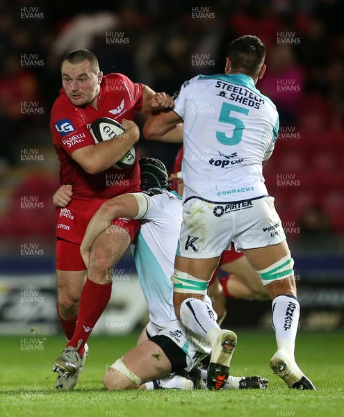 290917 - Scarlets v Connacht - Guinness PRO14 - Ken Owens of Scarlets is tackled by Jake Heenan and Quinn Roux of Connacht