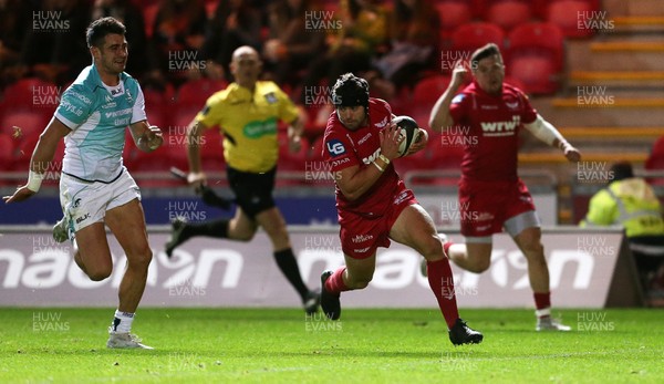 290917 - Scarlets v Connacht - Guinness PRO14 - Leigh Halfpenny of Scarlets runs in to score a try