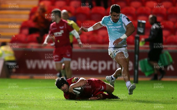290917 - Scarlets v Connacht - Guinness PRO14 - Leigh Halfpenny of Scarlets runs in to score a try