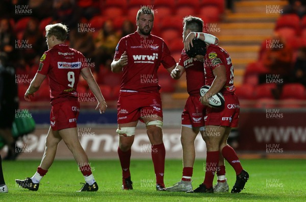 290917 - Scarlets v Connacht - Guinness PRO14 - Leigh Halfpenny celebrates scoring a try with David Bulbring and Steff Evans of Scarlets