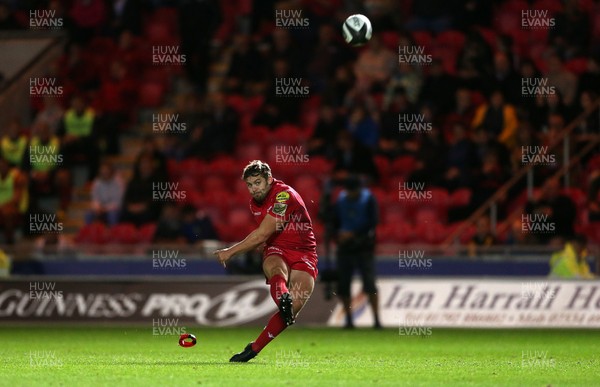 290917 - Scarlets v Connacht - Guinness PRO14 - Leigh Halfpenny of Scarlets kicks the conversion