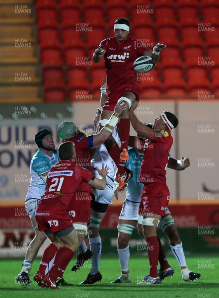 290917 - Scarlets v Connacht - Guinness PRO14 - Aaron Shingler of Scarlets wins the line out