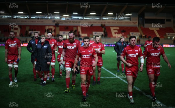 290917 - Scarlets v Connacht - Guinness PRO14 - Scarlets walk off the pitch after the game