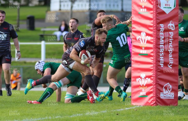 290918 - Scarlets A v Connacht Eagles, Celtic Cup, Carmarthen - Steff Hughes of Scarlets races through to score try