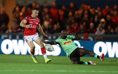 101025 - Scarlets v DHL Stormers - United Rugby Championship - Gareth Davies of Scarlets and Seabelo Senatla of Stormers go for the ball