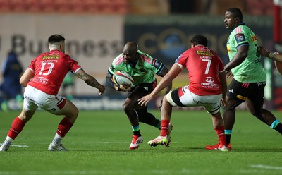 101025 - Scarlets v DHL Stormers - United Rugby Championship - Seabelo Senatla of Stormers is challenged by Joe Roberts of Scarlets 