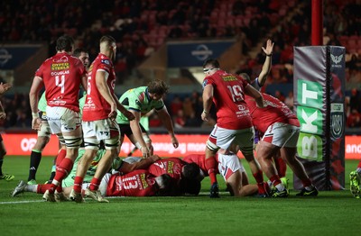 101025 - Scarlets v DHL Stormers - United Rugby Championship - Ruben van Heerden of Stormers scores a try