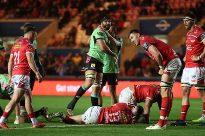 101025 - Scarlets v DHL Stormers - United Rugby Championship - Ruben van Heerden of Stormers celebrates scoring a try
