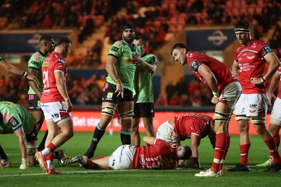 101025 - Scarlets v DHL Stormers - United Rugby Championship - Ruben van Heerden of Stormers celebrates scoring a try