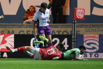 101025 - Scarlets v DHL Stormers - United Rugby Championship - Sacha Feinberg-Mngomezulu of Stormers scores a try