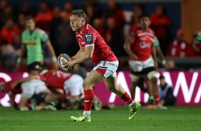 101025 - Scarlets v DHL Stormers - United Rugby Championship - Sam Costelow of Scarlets 