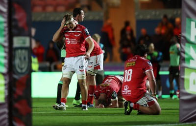 101025 - Scarlets v DHL Stormers - United Rugby Championship - Dejected Ben Williams of Scarlets at full time