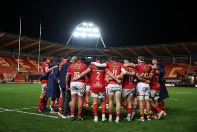 101025 - Scarlets v DHL Stormers - United Rugby Championship - Scarlets team huddle at full time