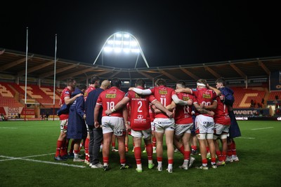 101025 - Scarlets v DHL Stormers - United Rugby Championship - Scarlets team huddle at full time