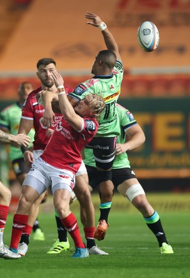 101025 - Scarlets v DHL Stormers, United Rugby Championship - Blair Murray of Scarlets and Leolin Zas of Stormers compete for the ball