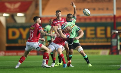 101025 - Scarlets v DHL Stormers, United Rugby Championship - Blair Murray of Scarlets and Leolin Zas of Stormers compete for the ball