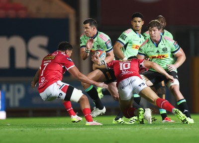 101025 - Scarlets v DHL Stormers, United Rugby Championship - Ruhan Nel of Stormers takes on Joe Hawkins of Scarlets and Dan Davis of Scarlets