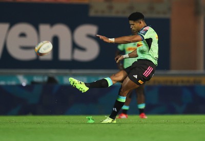 101025 - Scarlets v DHL Stormers, United Rugby Championship - Sacha Feinberg-Mngomezulu of Stormers kicks penalty