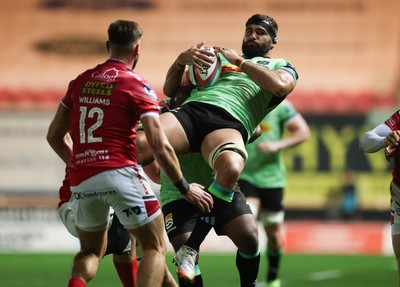 101025 - Scarlets v DHL Stormers, United Rugby Championship - Sazi Sandi of Stormers takes own Jarrod Taylor of Scarlets